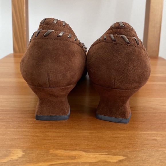 Stuart Weitzman Brown Suede Tassel Heels Sz 7 - Picture 6 of 9